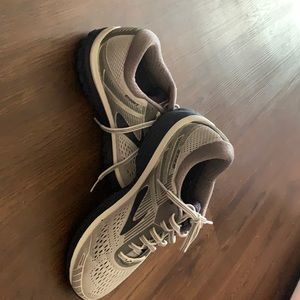 Brooks adrenaline GTS tennis shoes